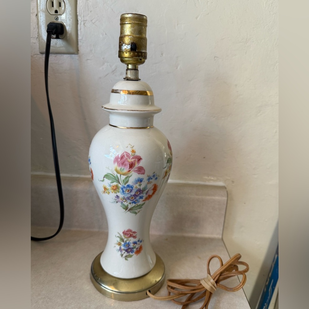 Vintage Floral Ceramic Lamp Gold Accents. GorgeousWorking table lamp porcelain